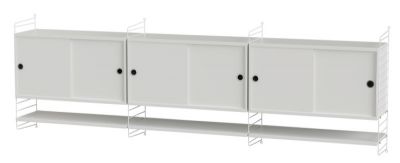 Weißes String Regalsystem mit Schiebetüren und Regalböden für das Wohnzimmer.